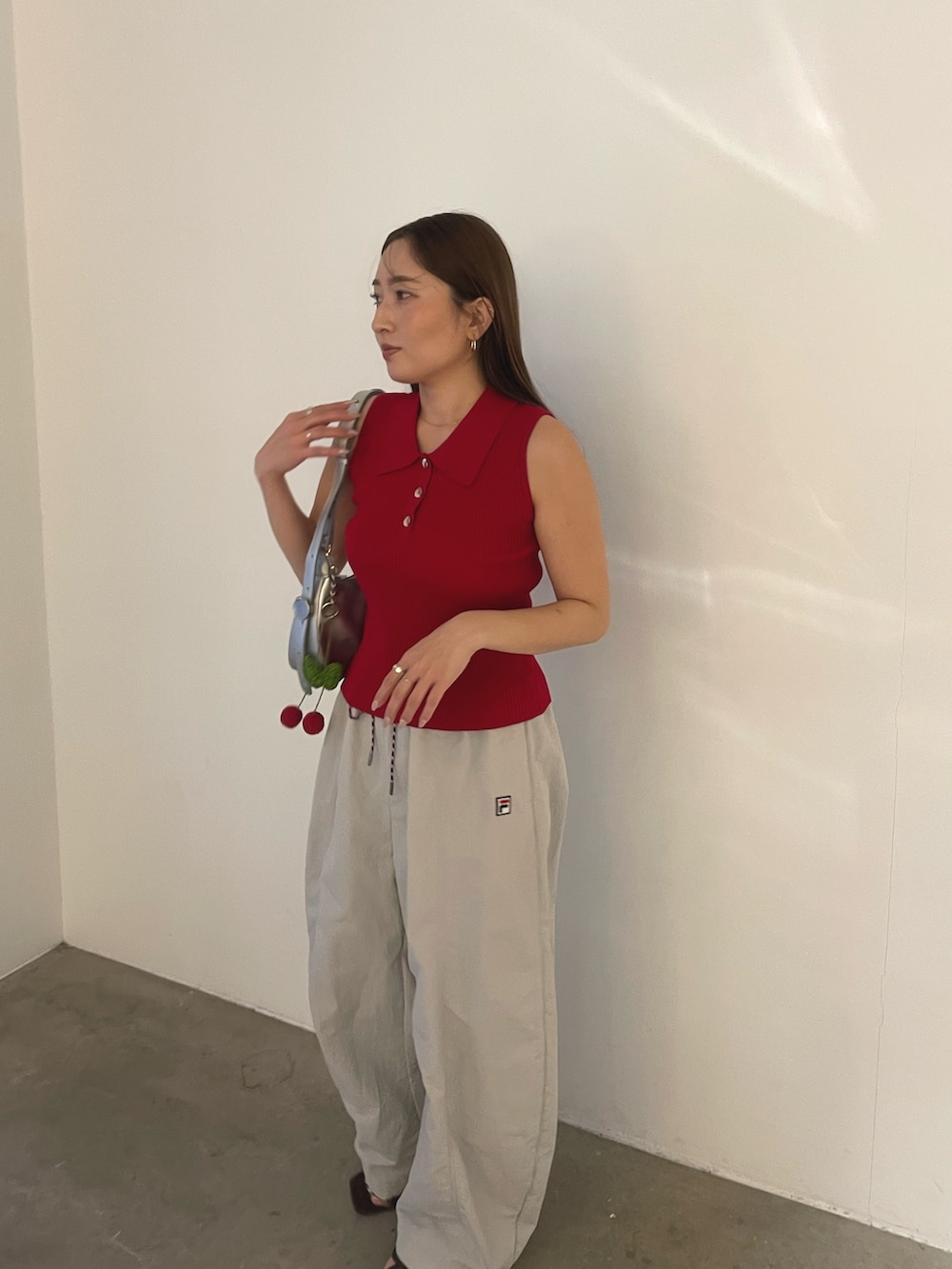 ブラウン系のサンダル、シルバー系のハンドバッグ、ベージュ系のその他パンツを着用したレディースの春コーディネートの3枚目の写真