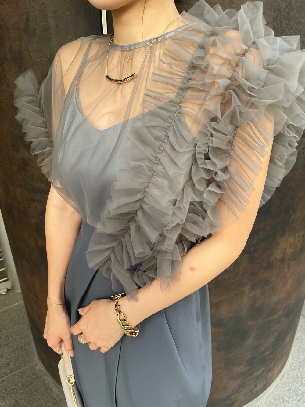 グレー系のドレス、ベージュ系のパンプスを着用したレディースの冬コーディネートの8枚目の写真