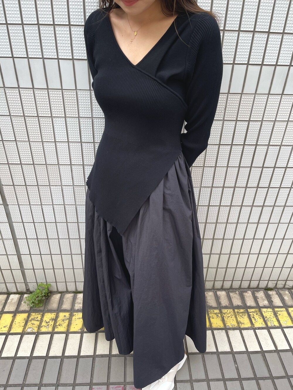 ブラック系のワンピースを着用したレディースの冬コーディネートの8枚目の写真