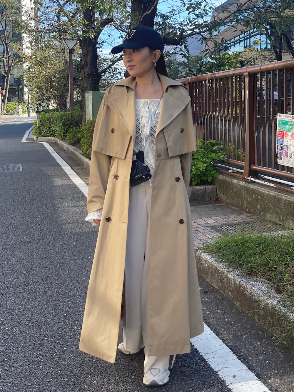 ホワイト系のシャツ/ブラウス、ベージュ系のトレンチコート、ホワイト系のその他パンツを着用したレディースの冬コーディネートの6枚目の写真