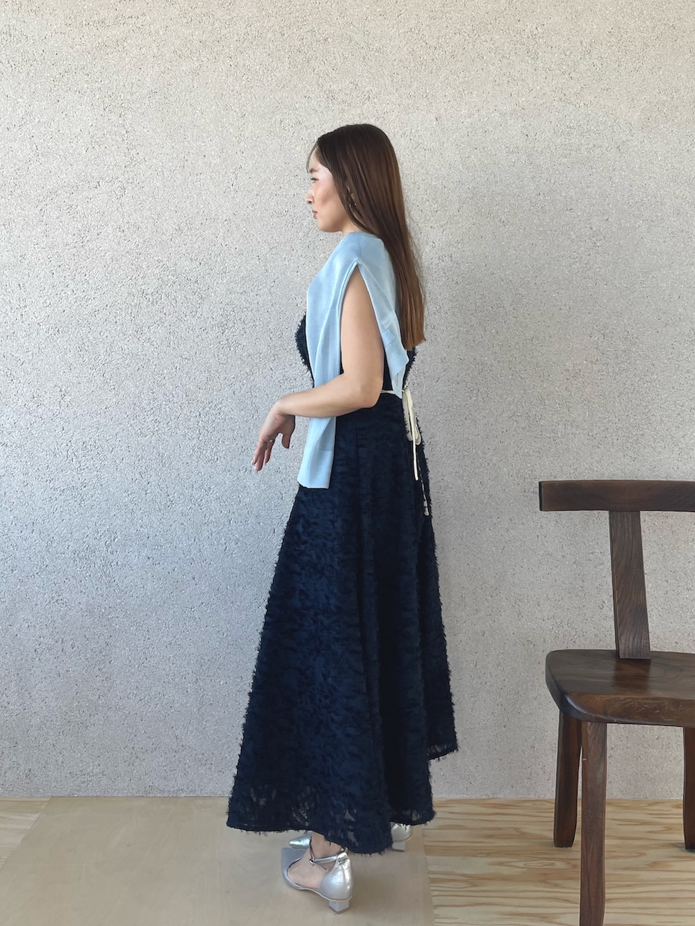 シルバー系のパンプス、ブルー系のワンピース、ブルー系のカーディガン/ボレロを着用したレディースの春コーディネートの6枚目の写真