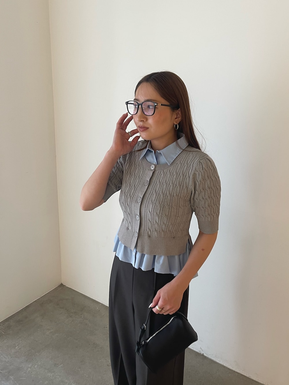 グレー系のその他パンツ、グレー系のニット/セーターを着用したレディースの冬コーディネートの6枚目の写真