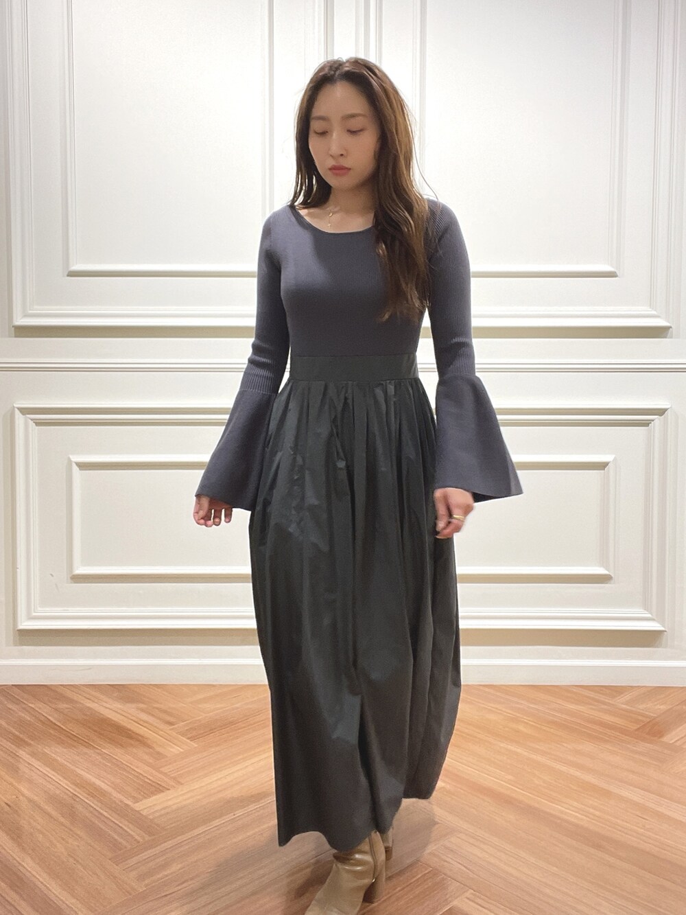 ベージュ系のブーツ、グレー系のワンピース、ホワイト系のカーディガン/ボレロを着用したレディースの秋コーディネートの10枚目の写真