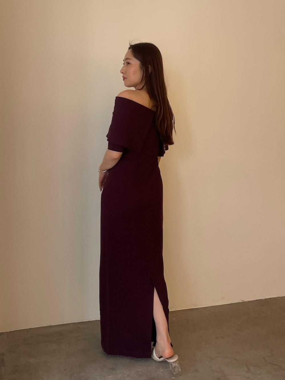 ブラウン系のワンピース、ホワイト系のサンダル、ゴールド系のブレスレットを着用したレディースの春コーディネートの5枚目の写真