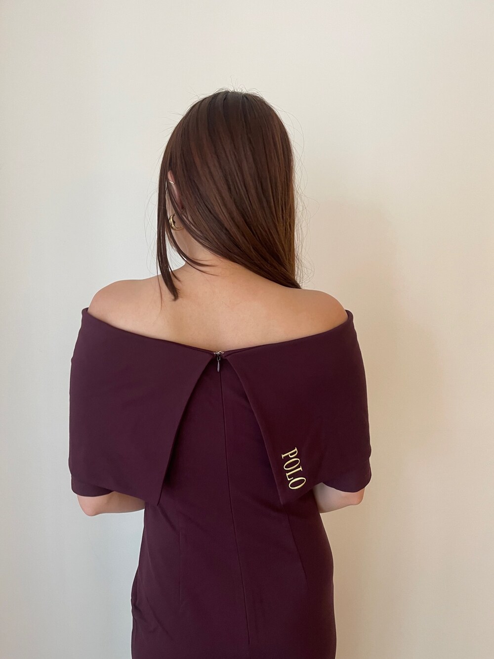 ブラウン系のワンピース、ホワイト系のサンダル、ゴールド系のブレスレットを着用したレディースの春コーディネートの8枚目の写真