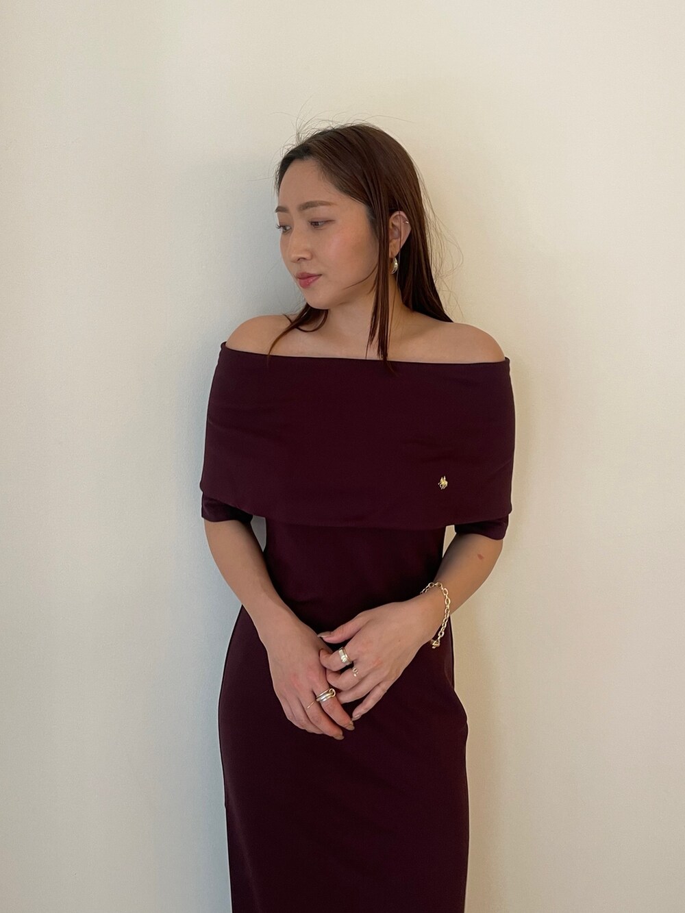 ブラウン系のワンピース、ホワイト系のサンダル、ゴールド系のブレスレットを着用したレディースの春コーディネートの7枚目の写真