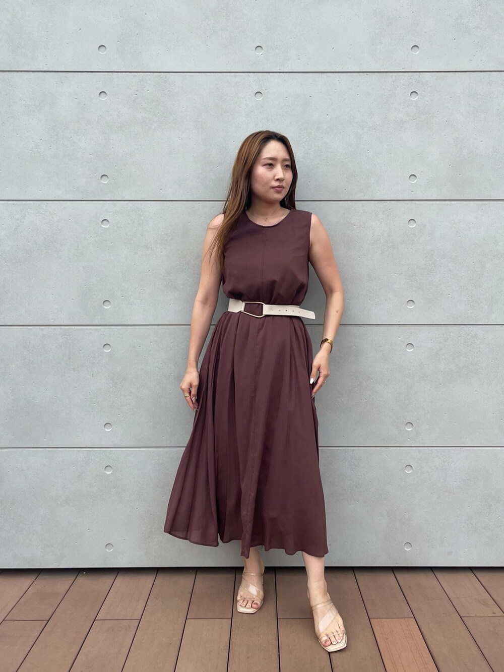 その他のサンダル、ブラウン系のワンピース、ホワイト系のベルトを着用したレディースの夏コーディネートの3枚目の写真