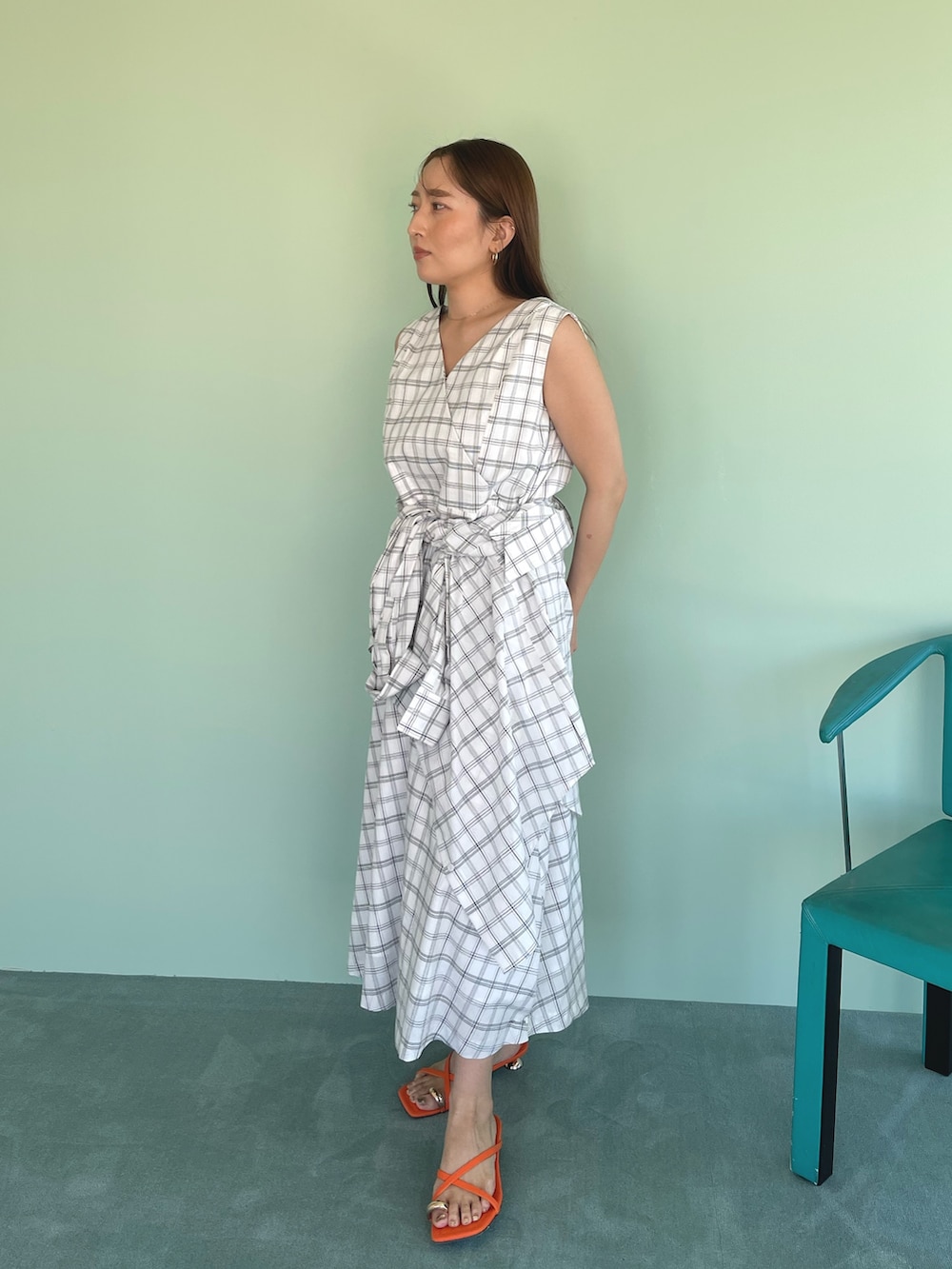 ホワイト系のワンピース、オレンジ系のサンダルを着用したレディースの春コーディネートの8枚目の写真