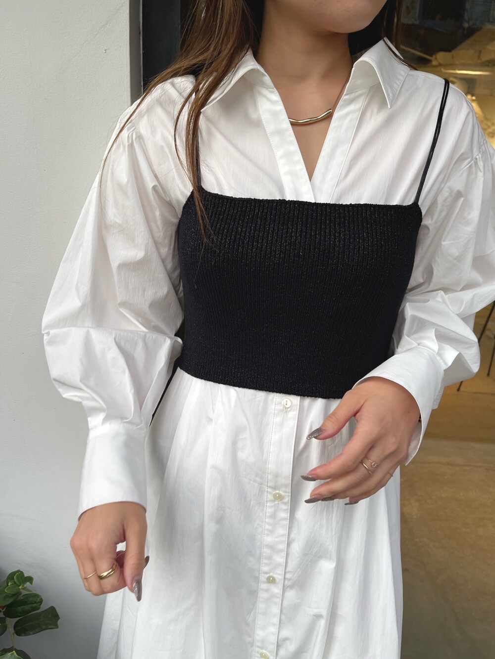 シルバー系のパンプス、ホワイト系のシャツワンピースを着用したレディースの冬コーディネートの9枚目の写真