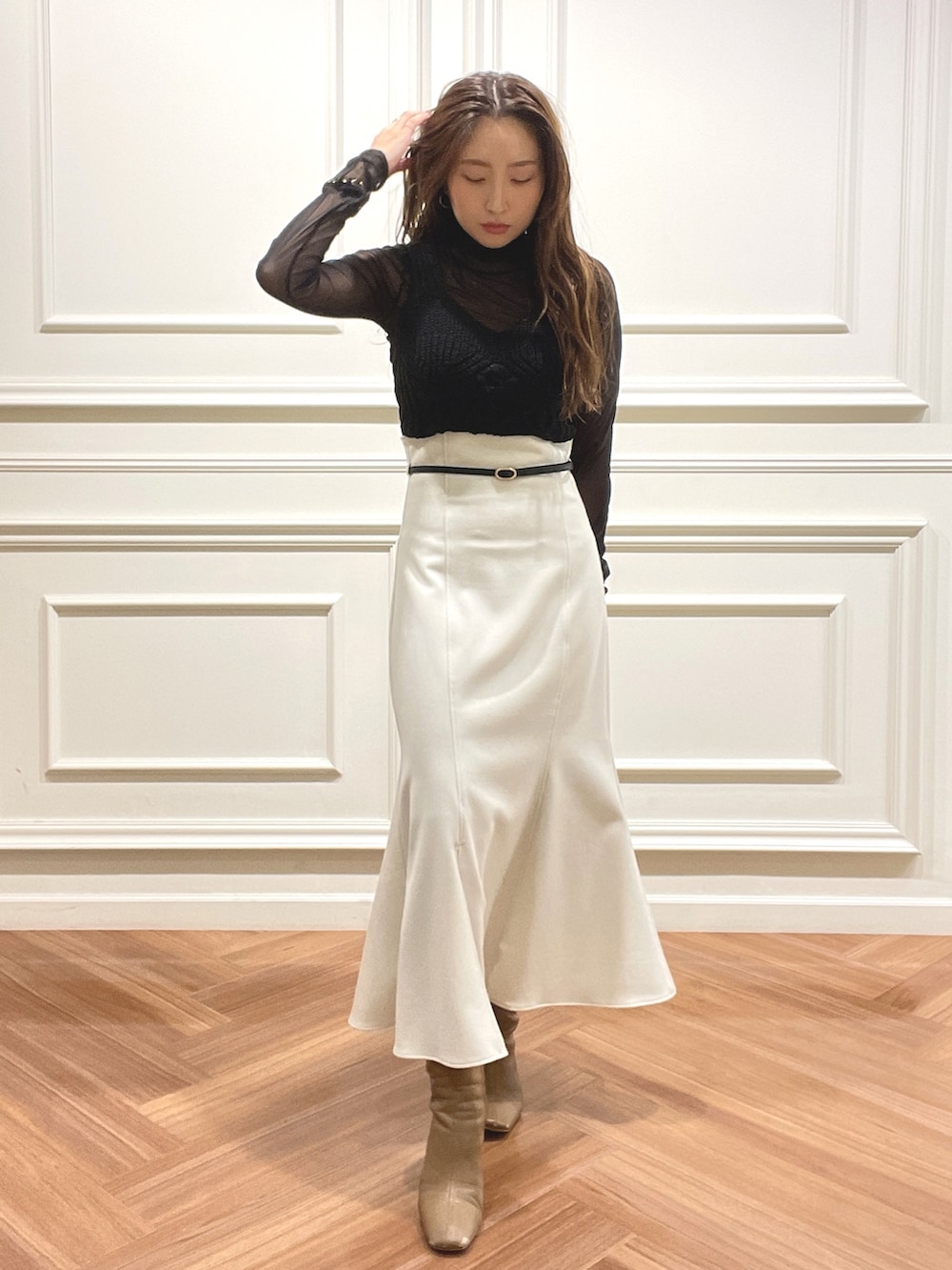 ホワイト系のスカート、ベージュ系のテーラードジャケット、ブラック系のニット/セーターを着用したレディースの秋コーディネートの6枚目の写真