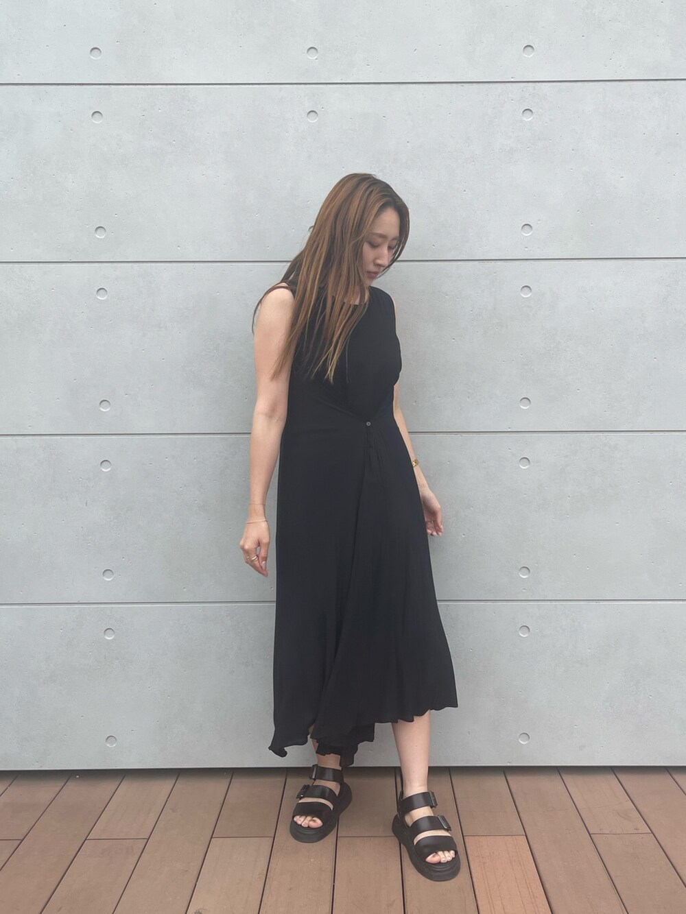 ブラック系のワンピースを着用したレディースの夏コーディネートの7枚目の写真