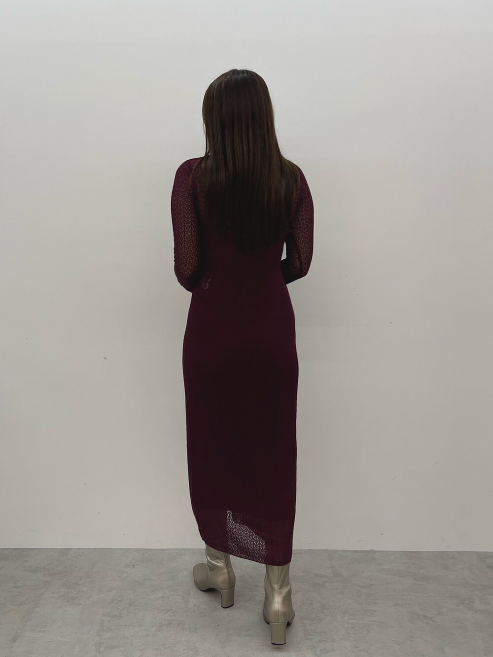 シルバー系のブーツ、パープル系のワンピースを着用したレディースの秋コーディネートの5枚目の写真