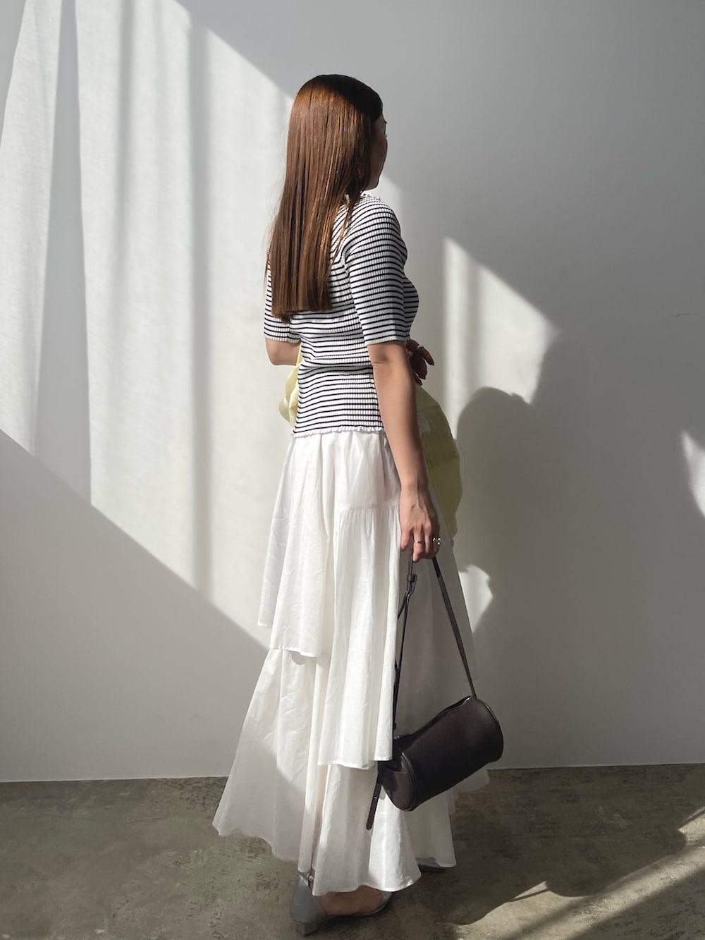 その他のニット/セーター、イエロー系のブルゾン、ホワイト系のスカートを着用したレディースの春コーディネートの6枚目の写真