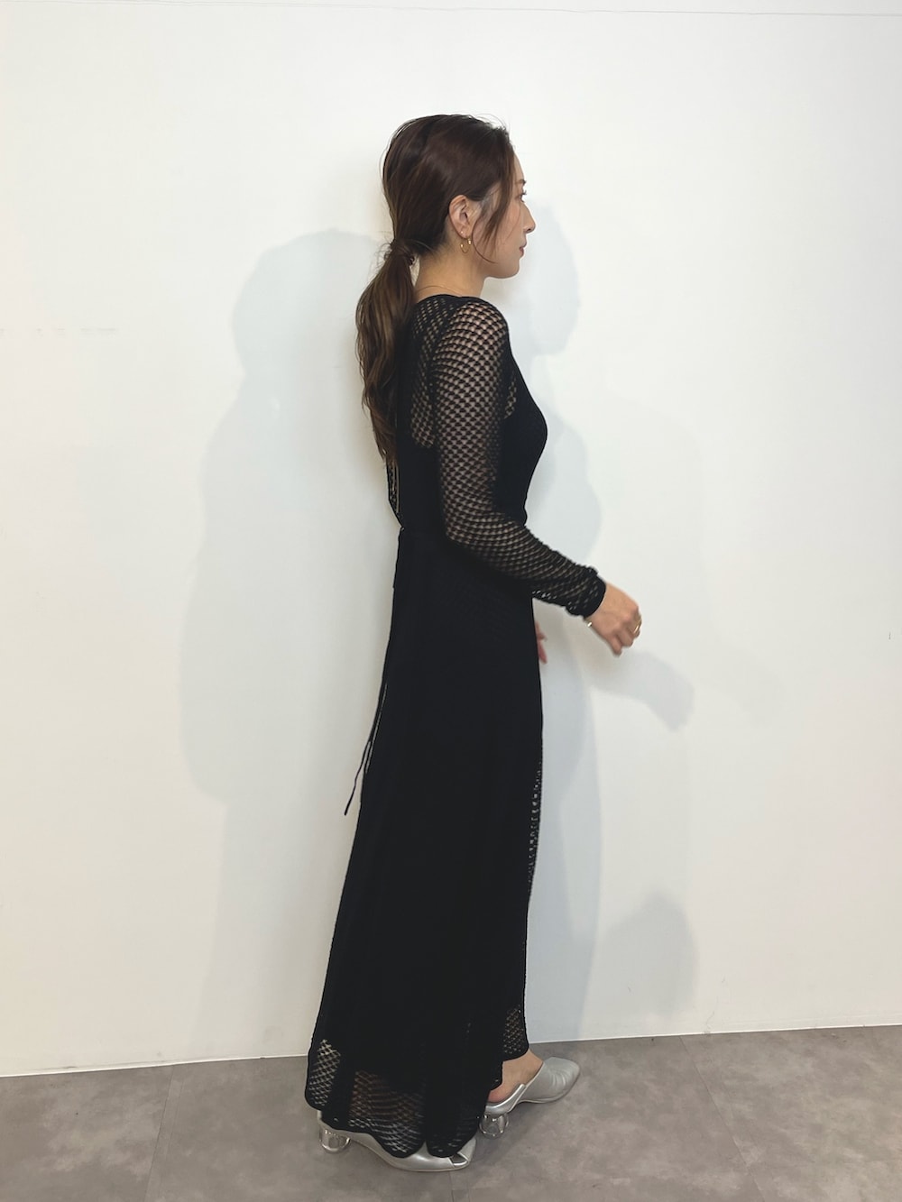 ブラック系のワンピース、シルバー系のパンプスを着用したレディースの春コーディネートの3枚目の写真