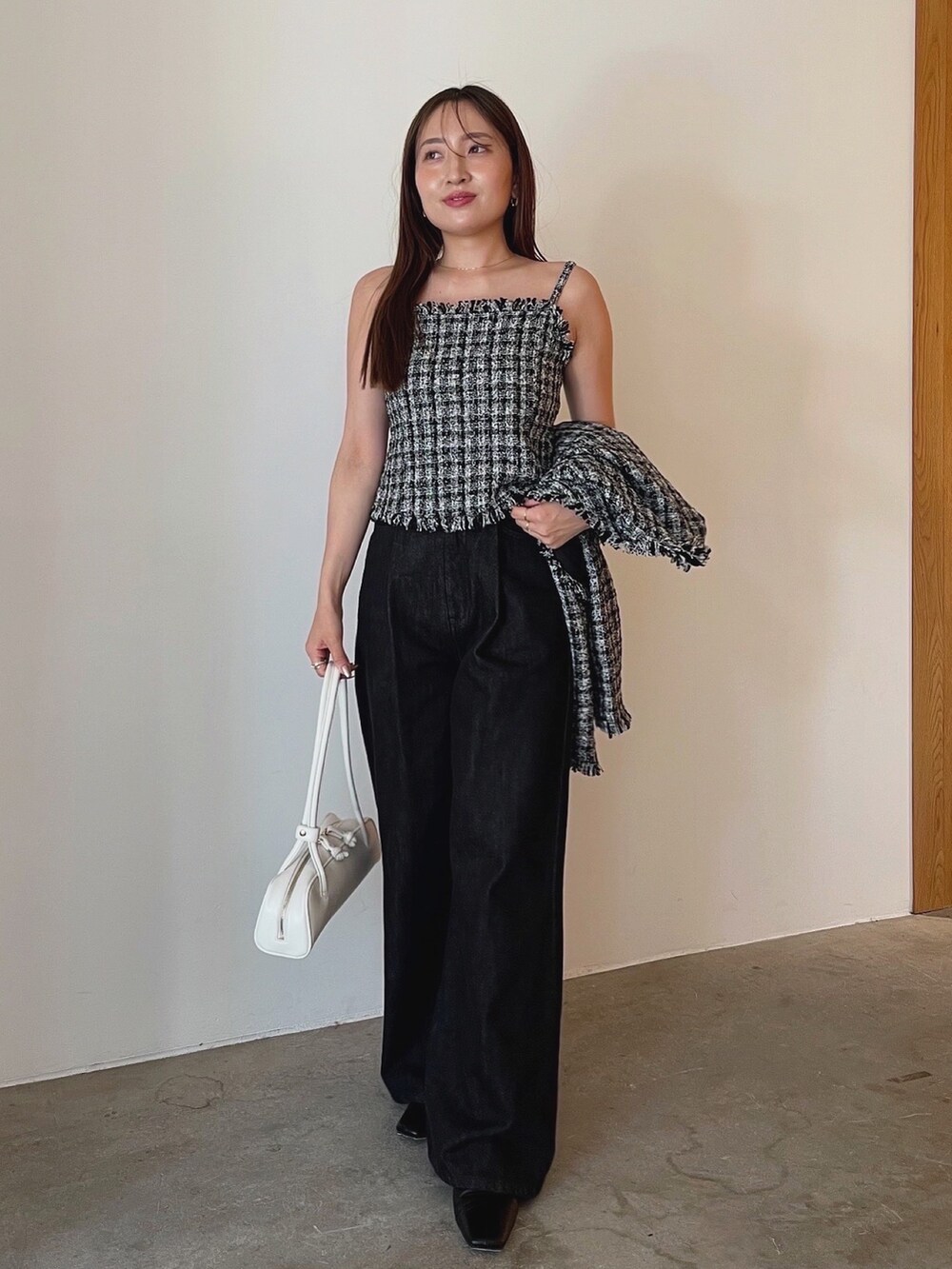 ブラック系のブーツ、ブラック系のテーラードジャケット、ブラック系のデニムパンツを着用したレディースの夏コーディネートの3枚目の写真