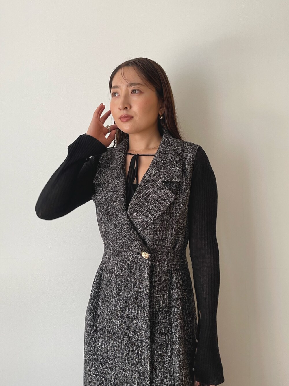 ブラウン系のブーツ、ブラウン系のボストンバッグ、ブラック系のニット/セーターを着用したレディースの秋コーディネートの8枚目の写真