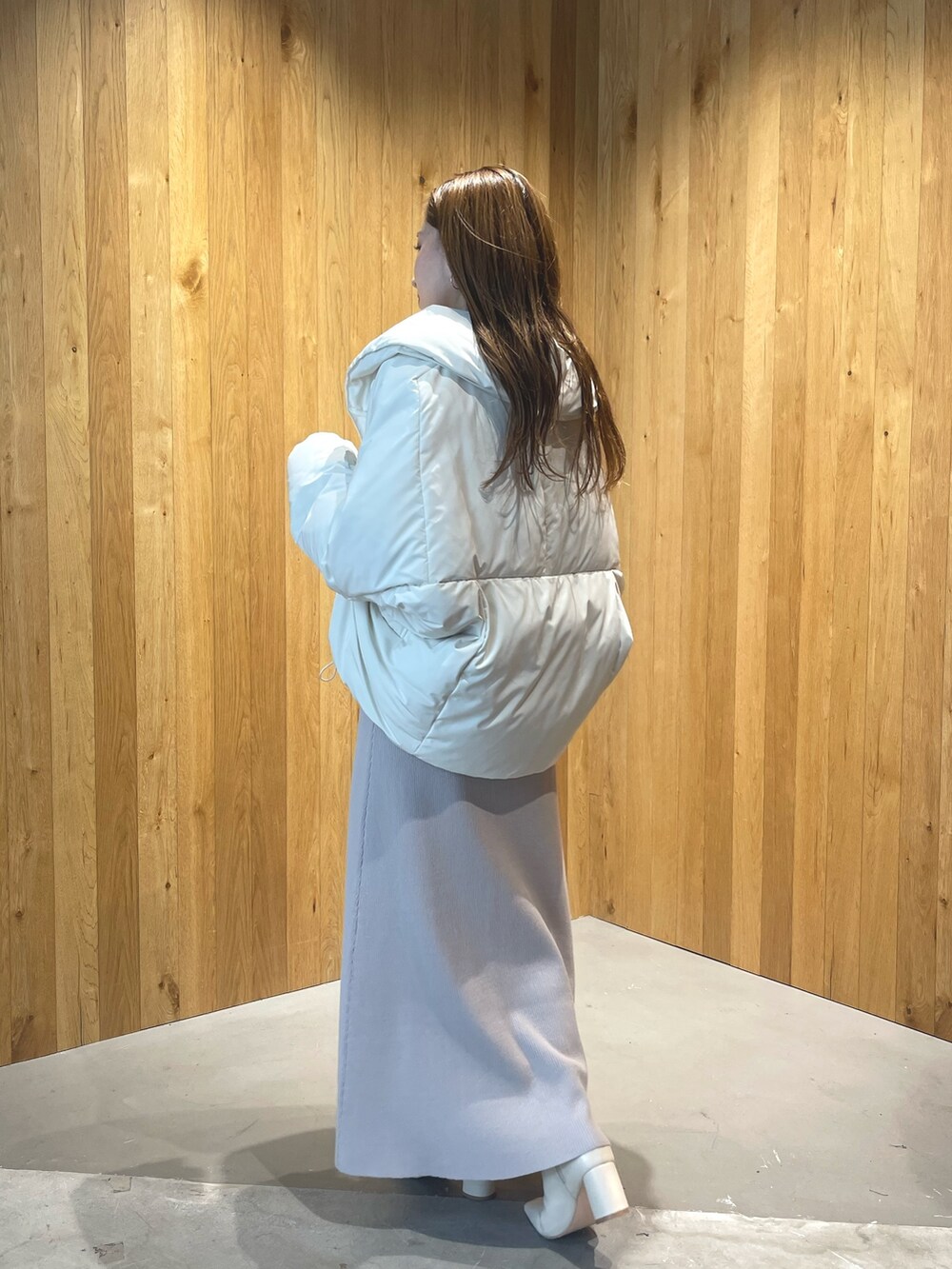 ホワイト系のブーツ、グレー系のワンピース、ホワイト系のダウンジャケット/コートを着用したレディースの秋コーディネートの6枚目の写真