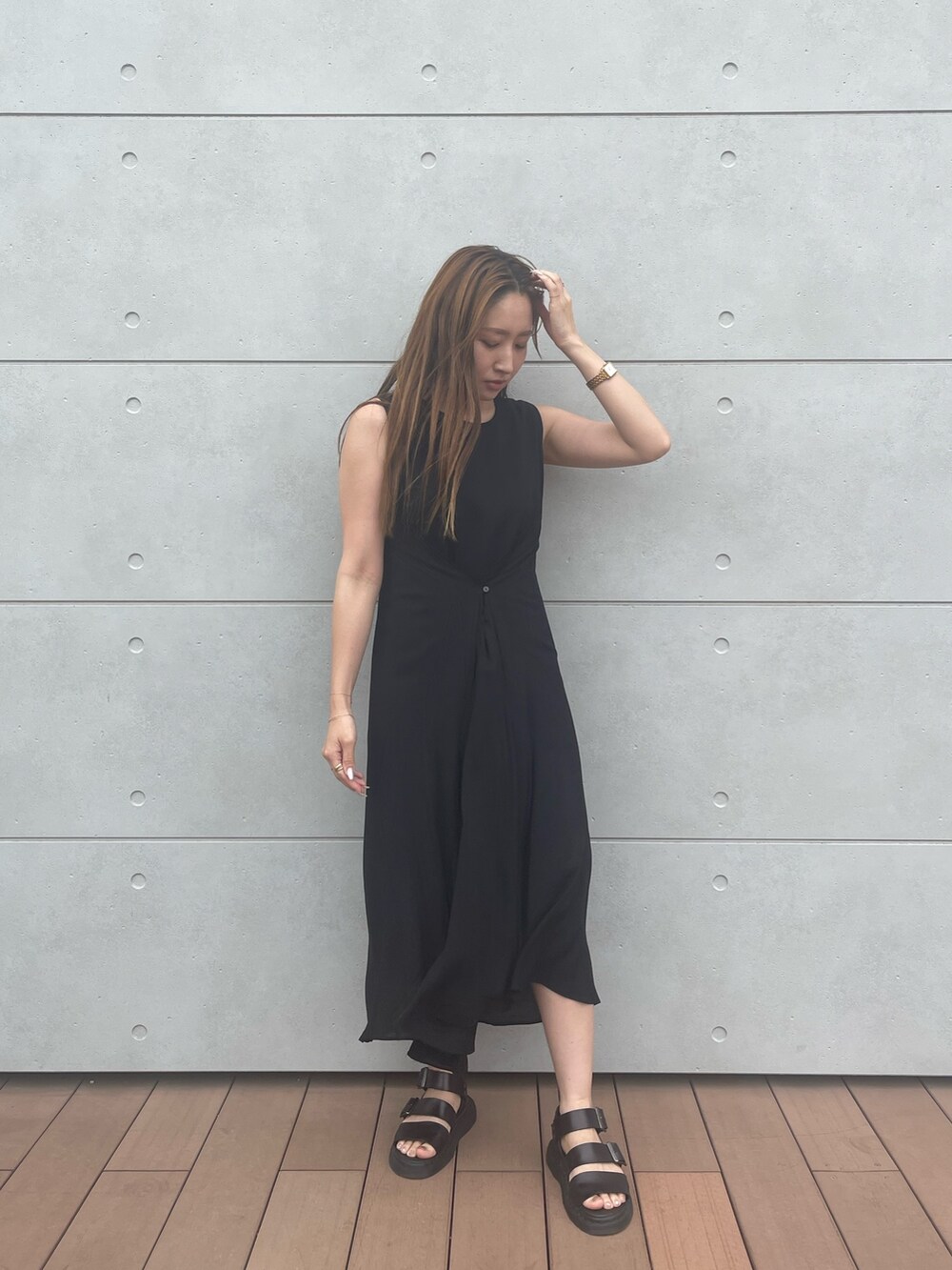 ブラック系のワンピースを着用したレディースの夏コーディネートの10枚目の写真