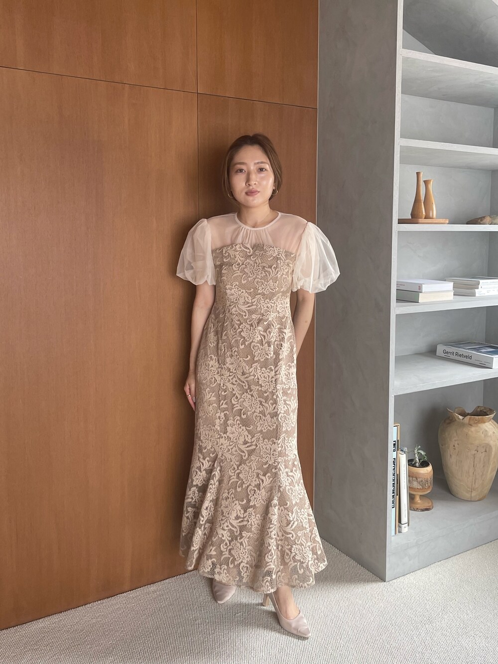 ベージュ系のパンプス、ベージュ系のドレスを着用したレディースの夏コーディネートの7枚目の写真