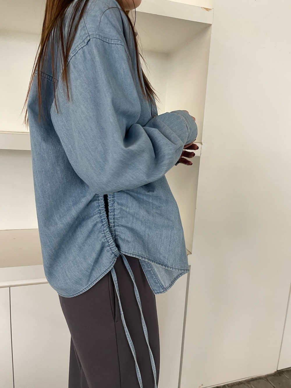 ブルー系のシャツ/ブラウス、グレー系のワンピースを着用したレディースの冬コーディネートの7枚目の写真