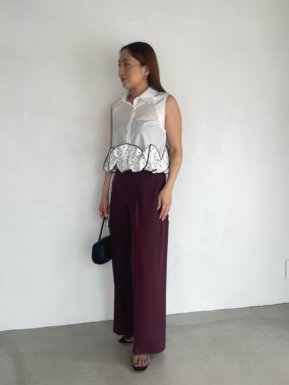 レッド系のその他パンツ、ホワイト系のシャツ/ブラウスを着用したレディースの夏コーディネートの2枚目の写真