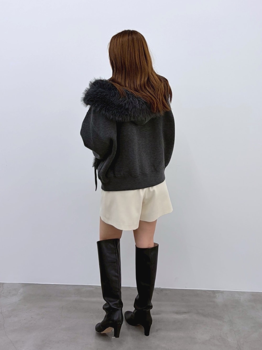 ホワイト系のその他パンツ、ブラック系のTシャツ/カットソー、グレー系のパーカーを着用したレディースの夏コーディネートの5枚目の写真
