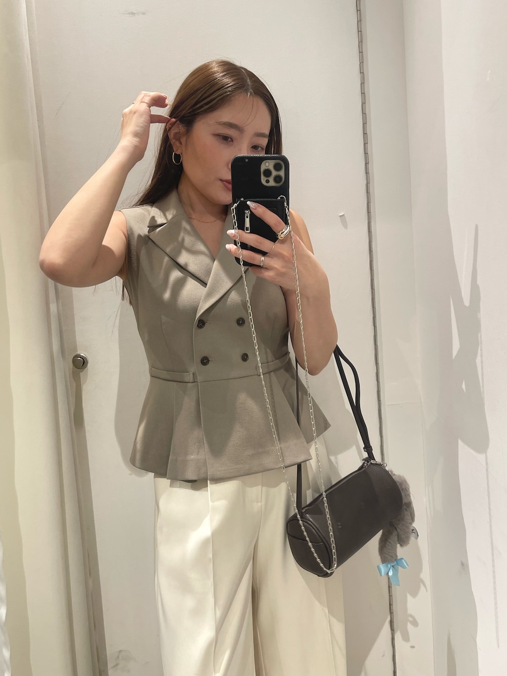 ブラウン系のサンダル、ブラウン系のベスト、ホワイト系のその他パンツを着用したレディースの春コーディネートの10枚目の写真