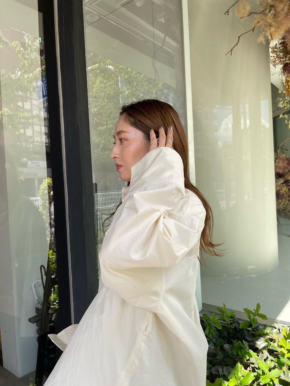 ホワイト系のシャツ/ブラウス、ブラック系のブーツ、ブラック系のデニムパンツを着用したレディースの秋コーディネートの5枚目の写真