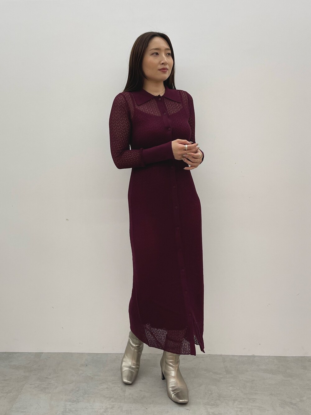 シルバー系のブーツ、パープル系のワンピースを着用したレディースの秋コーディネートの2枚目の写真