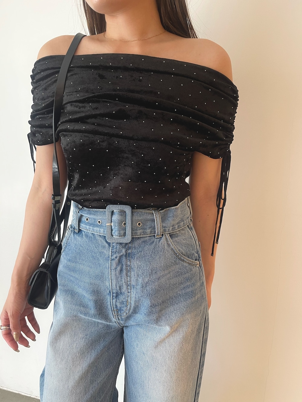 ブラック系のTシャツ/カットソー、ブルー系のデニムパンツを着用したレディースの夏コーディネートの9枚目の写真