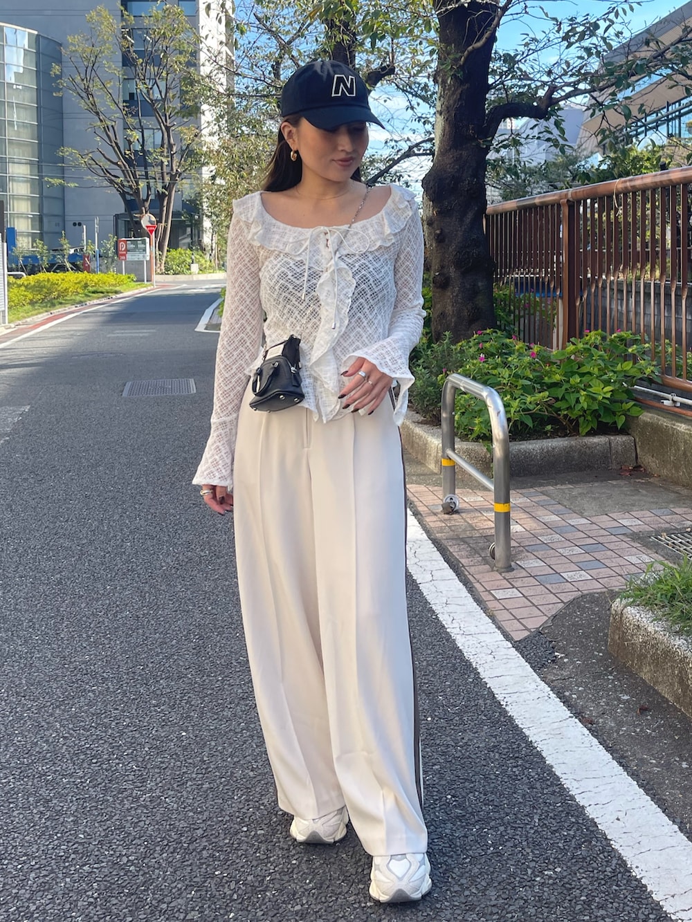 ホワイト系のシャツ/ブラウス、ホワイト系のその他パンツ、ゴールド系のピアス（両耳用）を着用したレディースの冬コーディネートの2枚目の写真