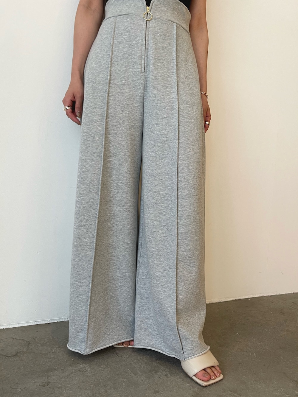 グレー系のスウェットパンツ、ホワイト系のサンダル、ブラック系のニット/セーターを着用したレディースの春コーディネートの8枚目の写真