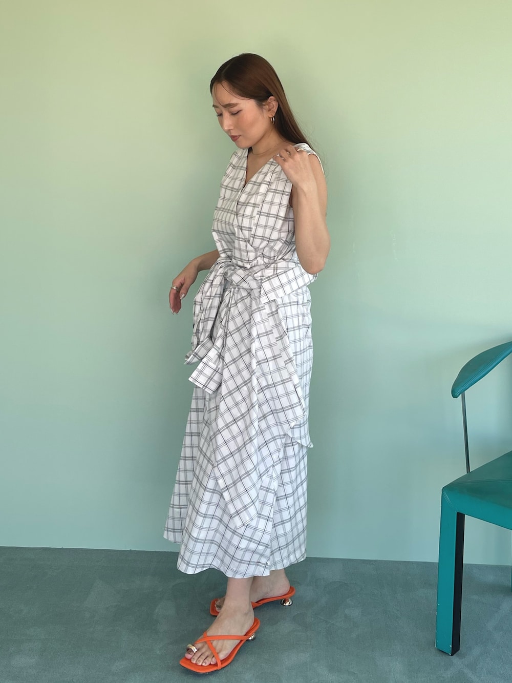 ホワイト系のワンピース、オレンジ系のサンダルを着用したレディースの春コーディネートの6枚目の写真