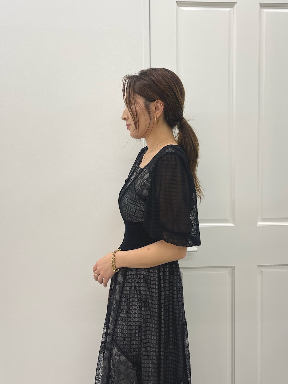 ブラック系のパンプス、ブラック系のドレスを着用したレディースの春コーディネートの7枚目の写真