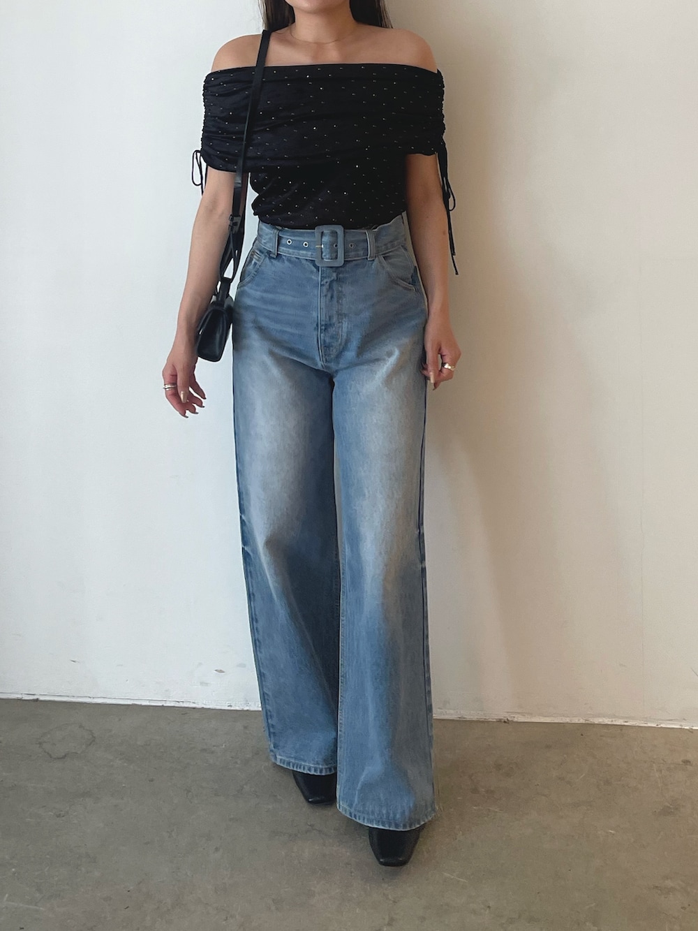 ブラック系のTシャツ/カットソー、ブルー系のデニムパンツを着用したレディースの夏コーディネートの3枚目の写真