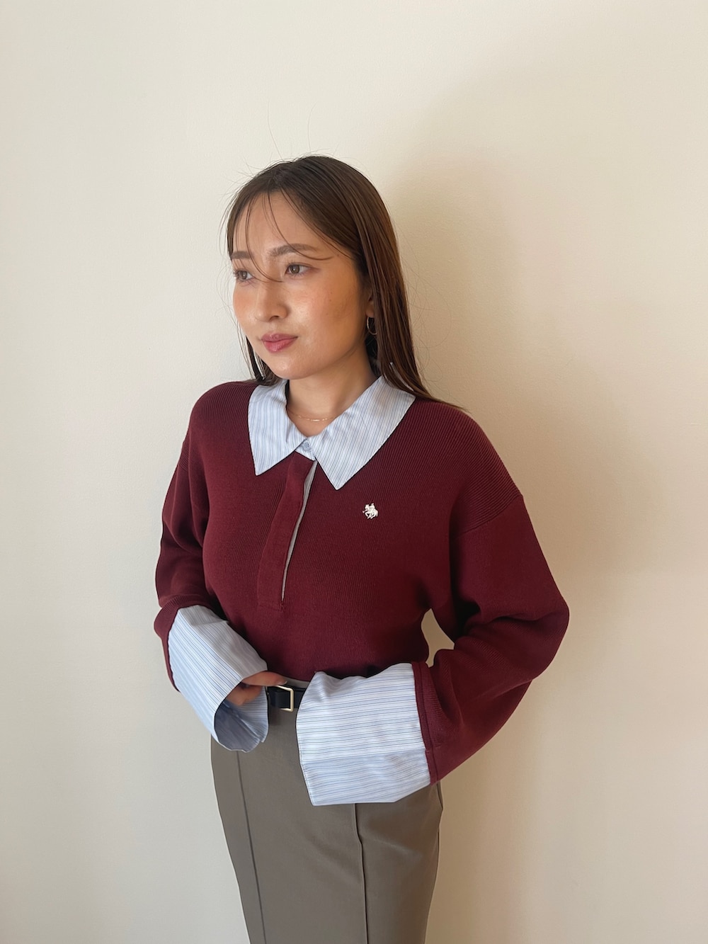 グレー系のスカート、レッド系のニット/セーターを着用したレディースの夏コーディネートの8枚目の写真