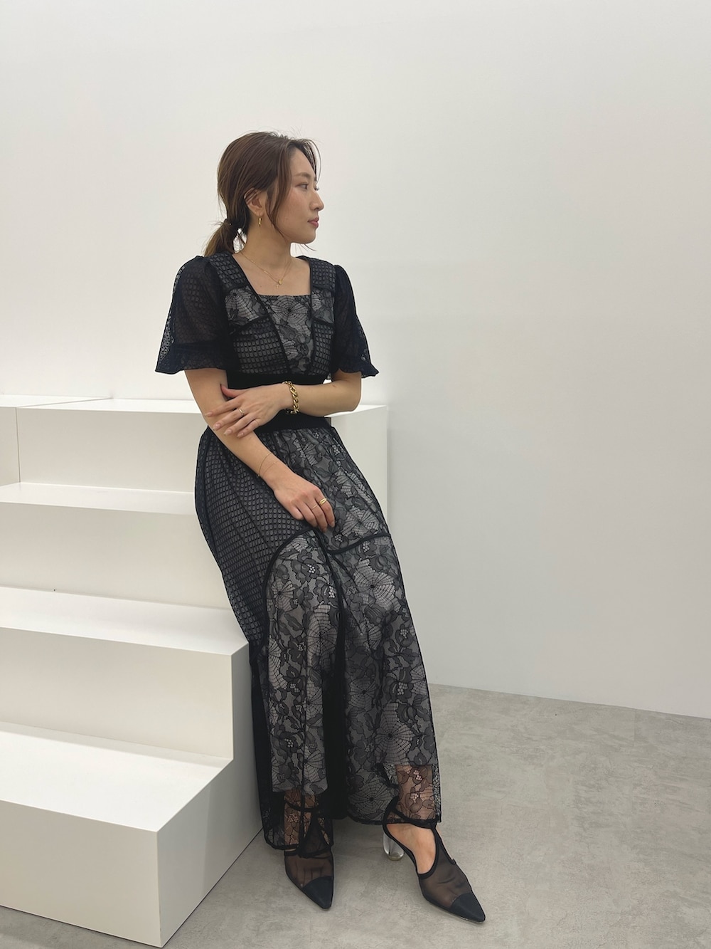 ブラック系のパンプス、ブラック系のドレスを着用したレディースの春コーディネートの5枚目の写真