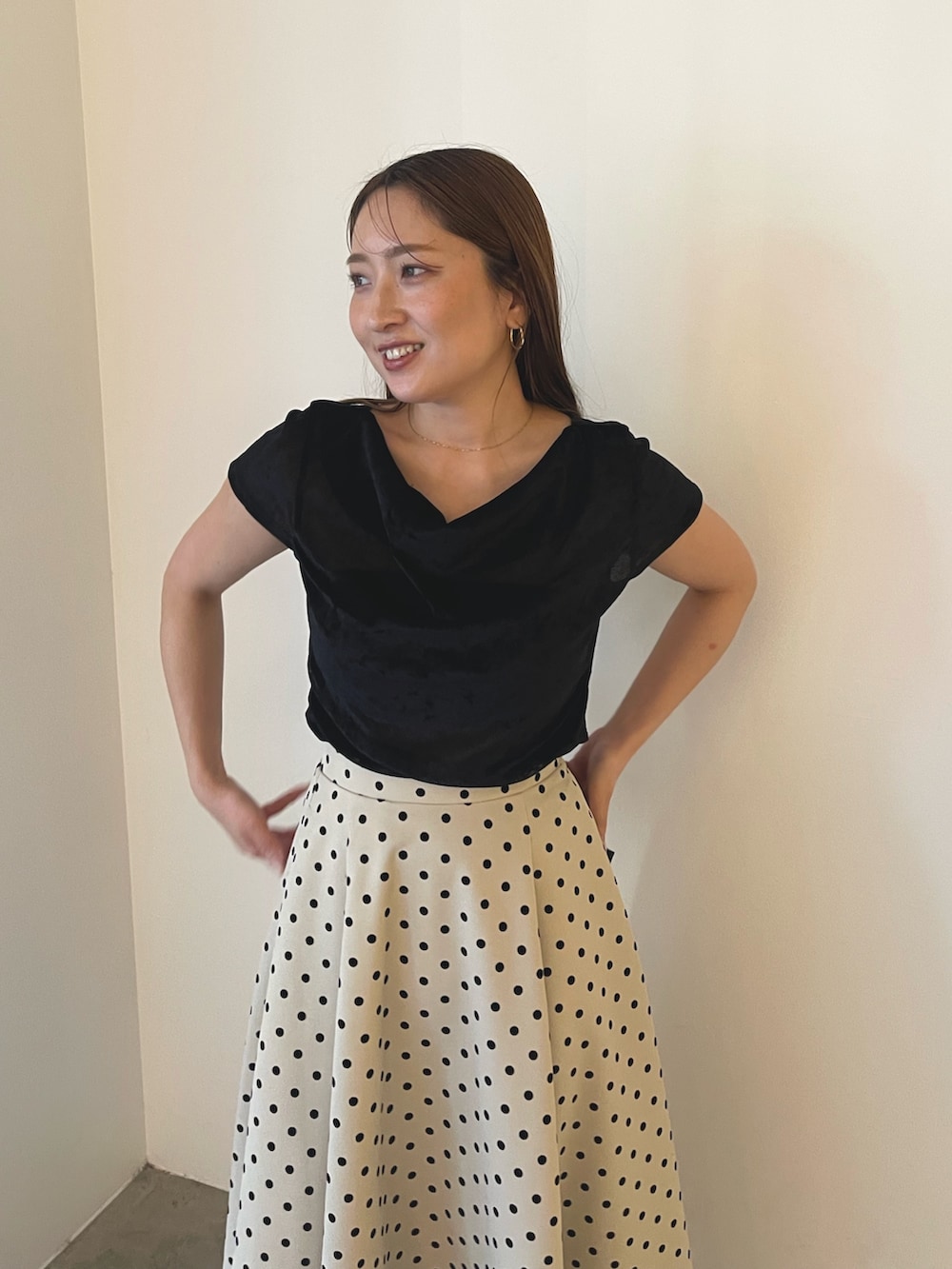 ブラック系のTシャツ/カットソー、ベージュ系のスカートを着用したレディースの夏コーディネートの10枚目の写真