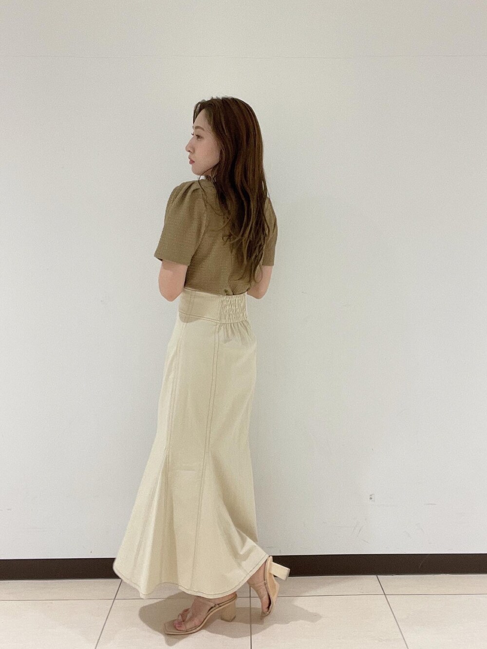 その他のサンダル、ホワイト系のスカート、ブラウン系のTシャツ/カットソーを着用したレディースの春コーディネートの5枚目の写真