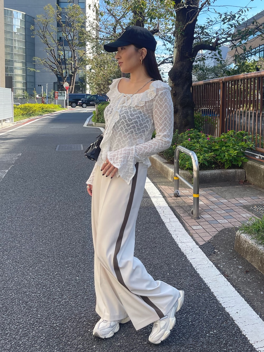 ホワイト系のシャツ/ブラウス、ホワイト系のその他パンツ、ゴールド系のピアス（両耳用）を着用したレディースの冬コーディネートの7枚目の写真