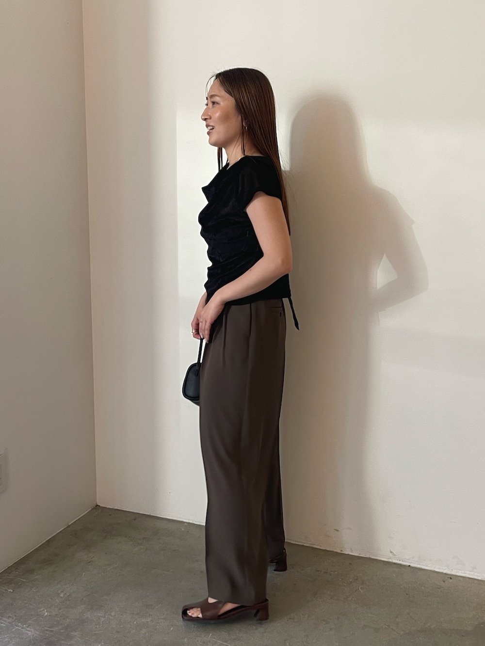 ブラウン系のその他パンツ、ブラック系のTシャツ/カットソーを着用したレディースの夏コーディネートの2枚目の写真