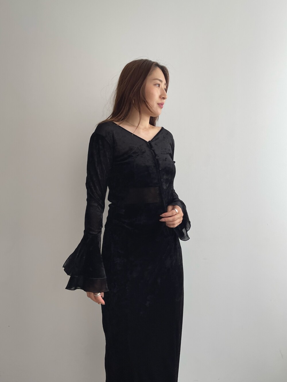 ブラウン系のパンプス、ブラック系のTシャツ/カットソー、ブラック系のスカートを着用したレディースの夏コーディネートの3枚目の写真