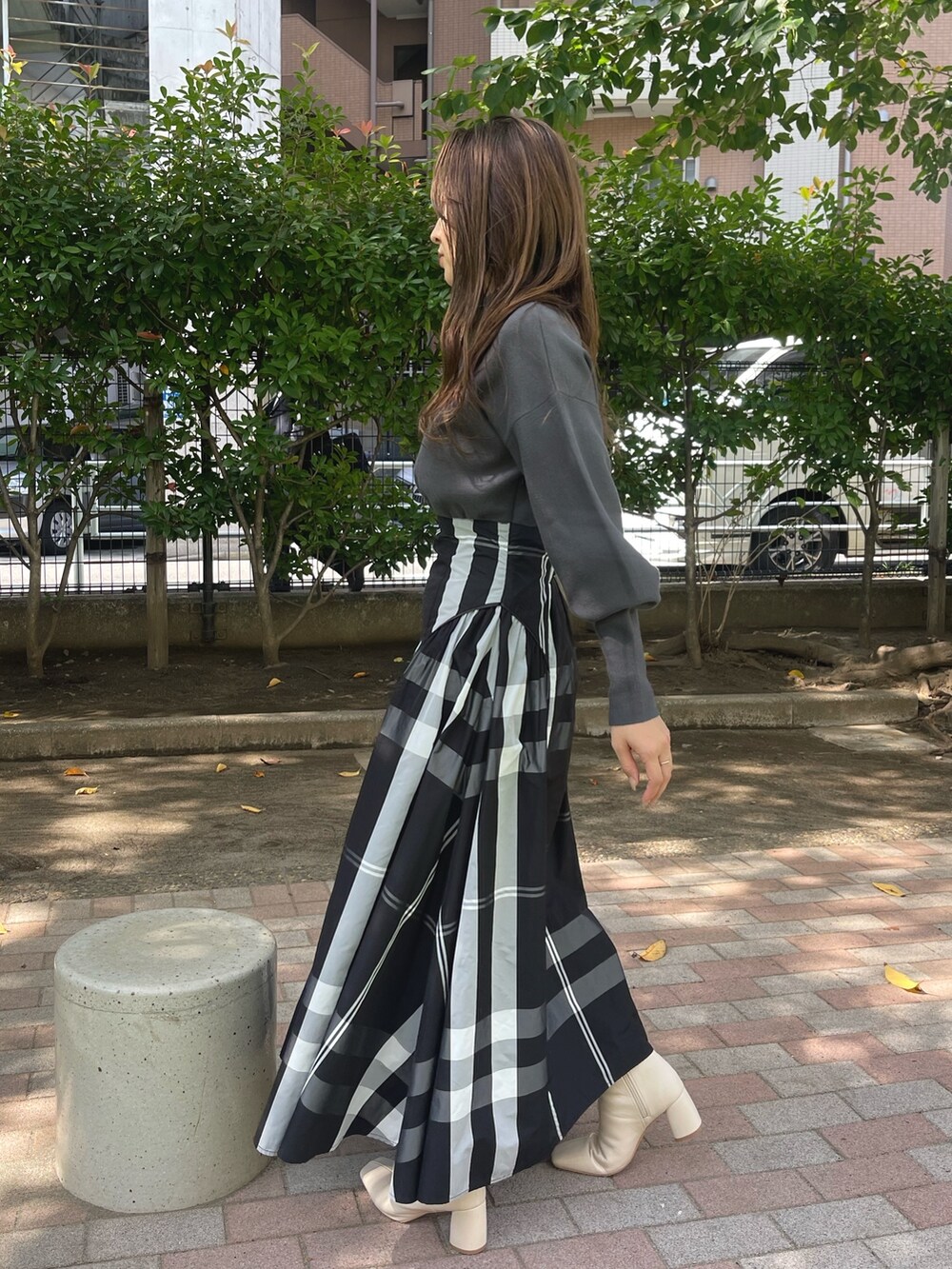 ホワイト系のブーツ、ブラック系のワンピースを着用したレディースの冬コーディネートの5枚目の写真