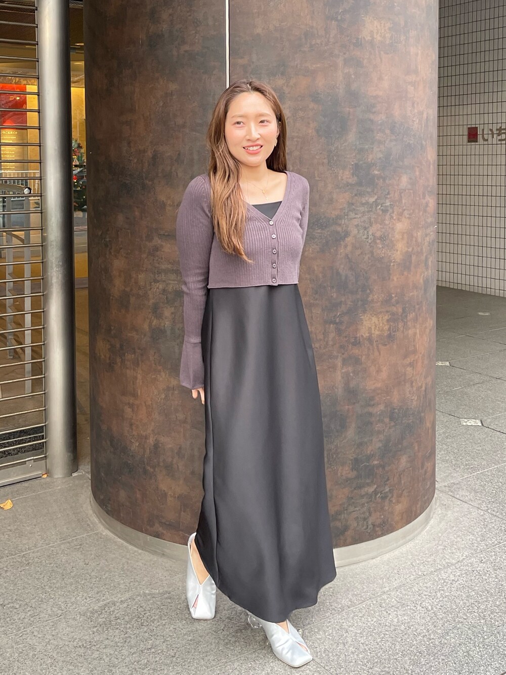 ブラック系のワンピース、シルバー系のパンプスを着用したレディースの冬コーディネートの3枚目の写真