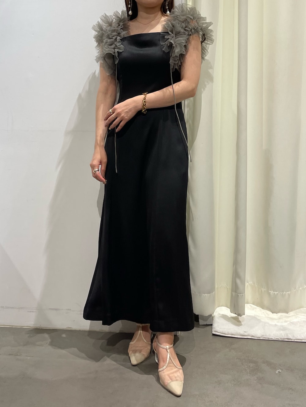 ブラック系のドレス、ゴールド系のピアス(両耳用)を着用したレディースの夏コーディネートの2枚目の写真