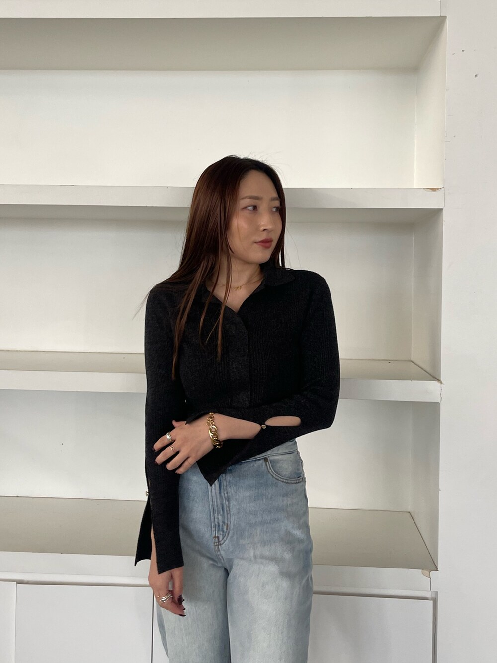 ブルー系のデニムパンツ、ブラック系のニット/セーターを着用したレディースの冬コーディネートの6枚目の写真