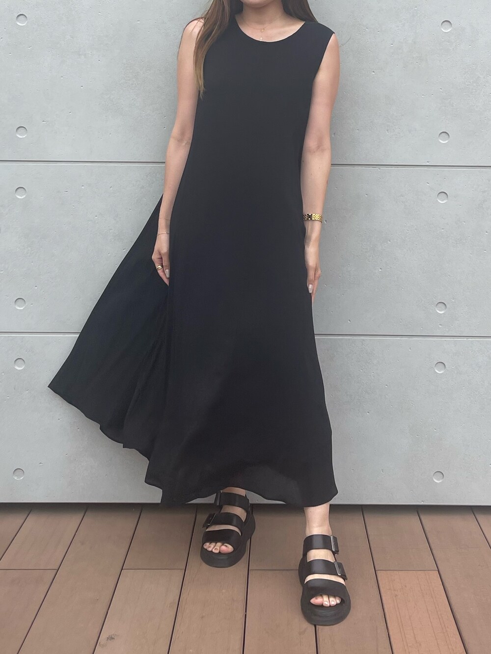 ブラック系のワンピースを着用したレディースの夏コーディネートの3枚目の写真
