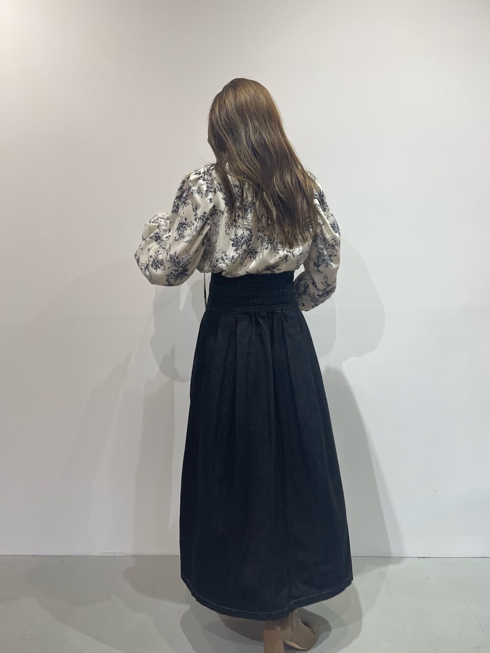 ベージュ系のブーツ、ホワイト系のシャツ/ブラウス、ブラック系のデニムスカートを着用したレディースの夏コーディネートの4枚目の写真