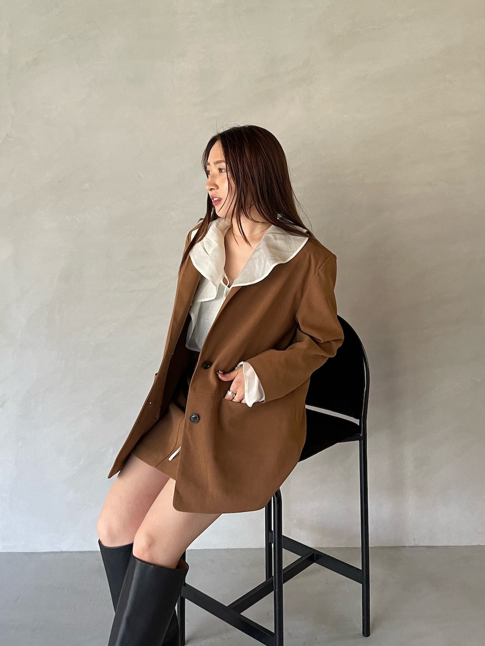 イエロー系のスカート、イエロー系のテーラードジャケット、ホワイト系のシャツ/ブラウスを着用したレディースの夏コーディネートの10枚目の写真