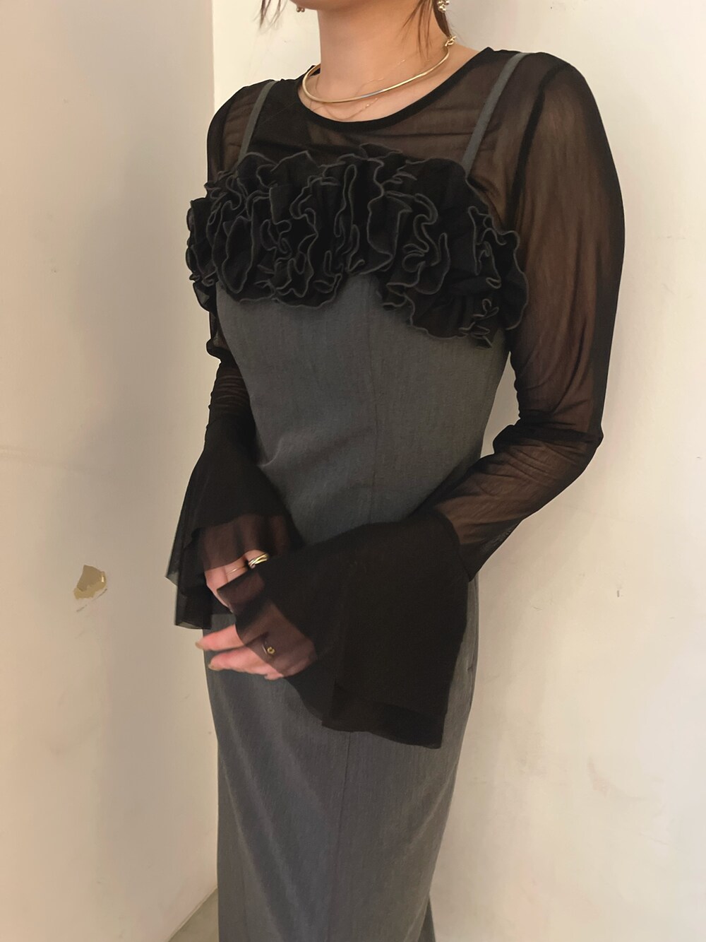 ブラック系のTシャツ/カットソー、グレー系のドレス、ゴールド系のピアス(両耳用)を着用したレディースの秋コーディネートの8枚目の写真